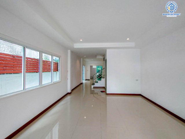 *****ทาวน์โฮมมือสองย่านกรุงเทพฯ ม.เทพประทาน สรงประภา เนื้อที่กว้างขวางถึง 25 ตร.ว. พร้อมฟังก์ชัน 4 ห้องนอน 3 ห้องน้ำ 1 ที่จอดรถ บ้านปรับปรุงใหม่ พร้อมเข้าอยู่ บนทำเลใกล้สนามบินดอนเมือง เข้าสู่ใจกลางเมืองได้อย่างสะดวกสบาย ใกล้รถไฟฟ้าสายสีแดง "สถานีดอนเมือง" และทางด่วน "ศรีสมาน"